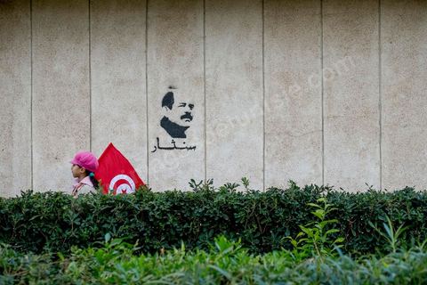 6 février 2014 : en bas de chez lui, au lieu de l'assassinat les graffitis de Chokri Belaid appellent à al vengeance. Un an après … les commémorations de l'assassinat de Chokri Belaid, opposant de gauche, deux jours après l'annonce de la mort de son assassin présumé. L'avocat de 48 ans, militant de tendance marxiste et panarabiste et farouche critique des islamistes, avait été assassiné par balles le 6 février 2013 devant chez lui.