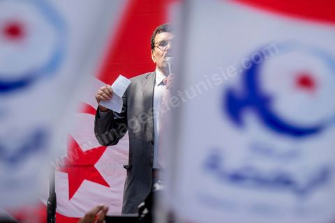 20 mars 2014 : Ali Larayedh sur la tribune pour un discours devant près de deux milles partisans d'Ennahdha. Triste commémoration de l'Indépendance de la Tunisie sur l'avenue Habib Bourguiba où seuls le partisan islamiste Ennahdha et les très contestés LPR (Ligue de Protection de la Révolution) ont pris place. 