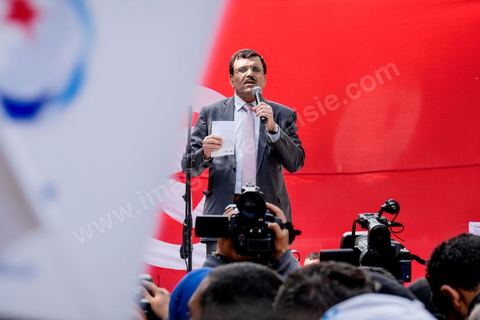 20 mars 2014 : Ali Larayedh sur la tribune pour un discours devant près de deux milles partisans d'Ennahdha. Triste commémoration de l'Indépendance de la Tunisie sur l'avenue Habib Bourguiba où seuls le partisan islamiste Ennahdha et les très contestés LPR (Ligue de Protection de la Révolution) ont pris place. 