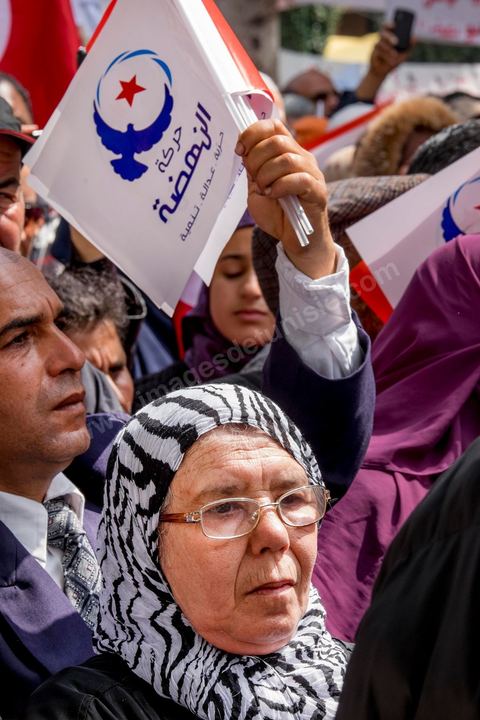 20 mars 2014 : Devant le théâtre municipal quelques dizaines de membres des LPR sont venus manifestés et demandés la libération d'un de leur leader Imed Dghij. Triste commémoration de l'Indépendance de la Tunisie sur l'avenue Habib Bourguiba où seuls le partisan islamiste Ennahdha et les très contestés LPR (Ligue de Protection de la Révolution) ont pris place. 
