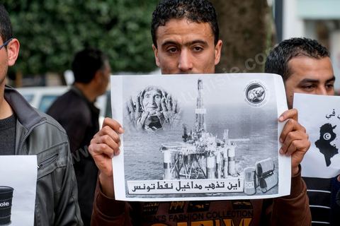 20 mars 2014 : triste commémoration de l'Indépendance de la Tunisie sur l'avenue Habib Bourguiba où seuls le partisan islamiste Ennahdha et les très contestés LPR (Ligue de Protection de la Révolution) ont pris place. 