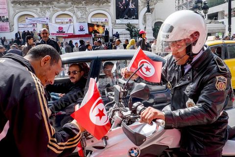 20 mars 2014 : triste commémoration de l'Indépendance de la Tunisie sur l'avenue Habib Bourguiba où seuls le partisan islamiste Ennahdha et les très contestés LPR (Ligue de Protection de la Révolution) ont pris place. 