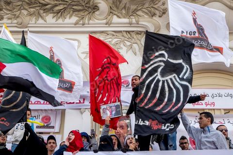 20 mars 2014 : Devant le théâtre municipal quelques dizaines de membres des LPR sont venus manifestés et demandés la libération d'un de leur leader Imed Dghij. Triste commémoration de l'Indépendance de la Tunisie sur l'avenue Habib Bourguiba où seuls le partisan islamiste Ennahdha et les très contestés LPR (Ligue de Protection de la Révolution) ont pris place. 