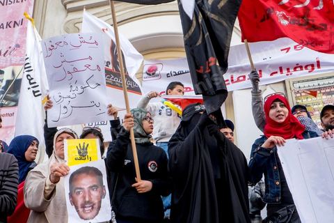 20 mars 2014 : Femme brandissant le portrait deImed Dghij. Devant le théâtre municipal quelques dizaines de membres des LPR sont venus manifestés et demandés la libération d'un de leur leader Imed Dghij. Triste commémoration de l'Indépendance de la Tunisie sur l'avenue Habib Bourguba où seuls le partisan islamiste Ennahdha et les très contestés LPR (Ligue de Protection de la Révolution) ont pris place. 