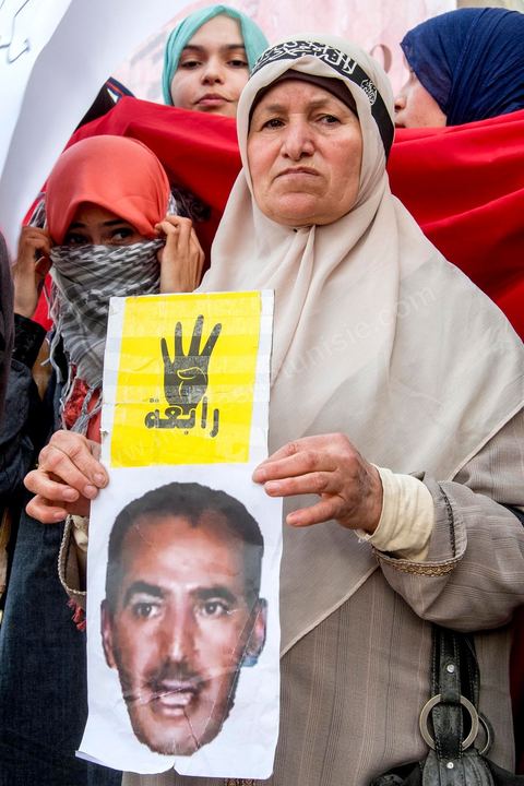 20 mars 2014 : Femme brandissant le portrait deImed Dghij. Devant le théâtre municipal quelques dizaines de membres des LPR sont venus manifestés et demandés la libération d'un de leur leader Imed Dghij. Triste commémoration de l'Indépendance de la Tunisie sur l'avenue Habib Bourguba où seuls le partisan islamiste Ennahdha et les très contestés LPR (Ligue de Protection de la Révolution) ont pris place. 