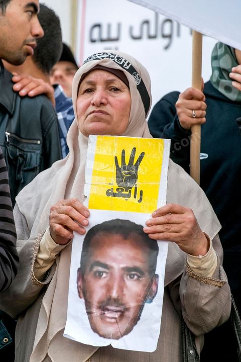 20 mars 2014 : Femme brandissant le portrait deImed Dghij. Devant le théâtre municipal quelques dizaines de membres des LPR sont venus manifestés et demandés la libération d'un de leur leader Imed Dghij. Triste commémoration de l'Indépendance de la Tunisie sur l'avenue Habib Bourguiba où seuls le partisan islamiste Ennahdha et les très contestés LPR (Ligue de Protection de la Révolution) ont pris place. 