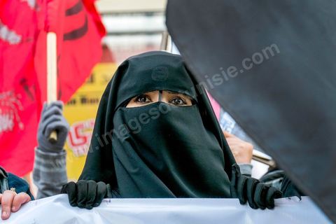 20 mars 2014 :  Devant le théâtre municipal quelques dizaines de membres des LPR sont venus manifestés et demandés la libération d'un de leur leader Imed Dghij. Triste commémoration de l'Indépendance de la Tunisie sur l'avenue Habib Bourguiba où seuls le partisan islamiste Ennahdha et les très contestés LPR (Ligue de Protection de la Révolution) ont pris place. 
