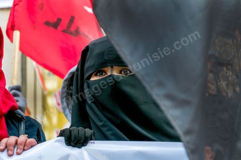 20 mars 2014 :  Devant le théâtre municipal quelques dizaines de membres des LPR sont venus manifestés et demandés la libération d'un de leur leader Imed Dghij. Triste commémoration de l'Indépendance de la Tunisie sur l'avenue Habib Bourguiba où seuls le partisan islamiste Ennahdha et les très contestés LPR (Ligue de Protection de la Révolution) ont pris place. 