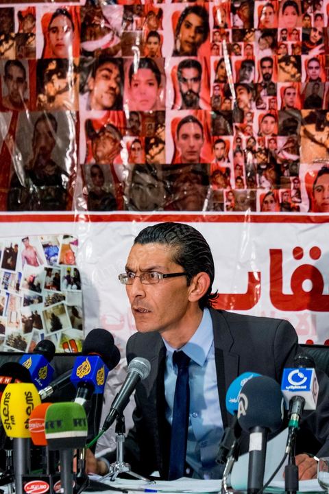 15 avril 2014 : l'avocat de Rafik Haj Kacem à la conférence de presse des associations de soutien aux martyrs de la révolution pour contester le verdict du tribunal militaire le 12 avril. La cour d’appel militaire de Tunis a rendu une décision de justice très attendue dans le procès des martyrs de la révolution et a prononcé des allègements de peine, qui ont conduit à la libération de certaines anciens responsables politiques et sécuritaires du régime de Ben Ali. Cette décision a suscité une vive indignation de la société civile et des protestations des nombreuses familles de victimes des événements de la révolution de janveir 2011 dans les différentes régions de Tunisie.