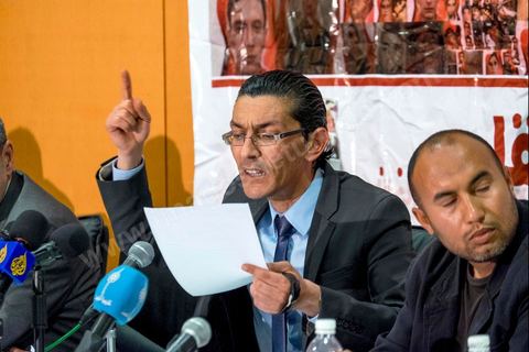 15 avril 2014 : l'avocat de Rafik Haj Kacem à la conférence de presse des associations de soutien aux martyrs de la révolution pour contester le verdict du tribunal militaire le 12 avril. La cour d’appel militaire de Tunis a rendu une décision de justice très attendue dans le procès des martyrs de la révolution et a prononcé des allègements de peine, qui ont conduit à la libération de certaines anciens responsables politiques et sécuritaires du régime de Ben Ali. Cette décision a suscité une vive indignation de la société civile et des protestations des nombreuses familles de victimes des événements de la révolution de janveir 2011 dans les différentes régions de Tunisie.