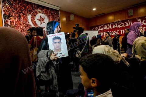 15 avril 2014 : conférence de presse des associations de soutien aux martyrs de la révolution pour contester le verdict du tribunal militaire le 12 avril. La cour d’appel militaire de Tunis a rendu une décision de justice très attendue dans le procès des martyrs de la révolution et a prononcé des allègements de peine, qui ont conduit à la libération de certaines anciens responsables politiques et sécuritaires du régime de Ben Ali. Cette décision a suscité une vive indignation de la société civile et des protestations des nombreuses familles de victimes des événements de la révolution de janveir 2011 dans les différentes régions de Tunisie.