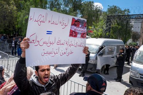 16 avril 2014 : Des centaines de personnes, familles de martyrs et associations, ont manifesté à Tunis pour dénoncer les verdicts cléments rendus par la justice militaire contre d'ex-responsables du régime de Ben Ali dans l'affaire des manifestants tués et blessés pendant la révolution de 2011."Le peuple réclame justice pour les martyrs", "Quelle honte, quelle honte, les criminels sont dehors!", ont scandé les manifestants.Le cortège, en tête duquel se trouvaient des membres des familles des victimes ainsi que des blessés ont défilé du tribunal d'appel militaire de Bab Saadoun, à Tunis, jusqu'à l'Assemblée Nationale Constituante au Bardo."Nous ne ferons plus confiance à la justice militaire", proclamait une grande affiche. "Je me fiche des verdicts de la justice. Je réclame vengeance pour le sang de mon fils", criait, le père d'un jeune homme tué à Menzel Bourguiba.