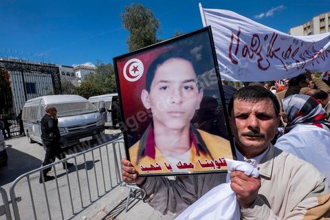 16 avril 2014 : Des centaines de personnes, familles de martyrs et associations, ont manifesté à Tunis pour dénoncer les verdicts cléments rendus par la justice militaire contre d'ex-responsables du régime de Ben Ali dans l'affaire des manifestants tués et blessés pendant la révolution de 2011."Le peuple réclame justice pour les martyrs", "Quelle honte, quelle honte, les criminels sont dehors!", ont scandé les manifestants.Le cortège, en tête duquel se trouvaient des membres des familles des victimes ainsi que des blessés ont défilé du tribunal d'appel militaire de Bab Saadoun, à Tunis, jusqu'à l'Assemblée Nationale Constituante au Bardo."Nous ne ferons plus confiance à la justice militaire", proclamait une grande affiche. "Je me fiche des verdicts de la justice. Je réclame vengeance pour le sang de mon fils", criait, le père d'un jeune homme tué à Menzel Bourguiba.