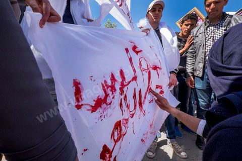 16 avril 2014 : Des centaines de personnes, familles de martyrs et associations, ont manifesté à Tunis pour dénoncer les verdicts cléments rendus par la justice militaire contre d'ex-responsables du régime de Ben Ali dans l'affaire des manifestants tués et blessés pendant la révolution de 2011."Le peuple réclame justice pour les martyrs", "Quelle honte, quelle honte, les criminels sont dehors!", ont scandé les manifestants.Le cortège, en tête duquel se trouvaient des membres des familles des victimes ainsi que des blessés ont défilé du tribunal d'appel militaire de Bab Saadoun, à Tunis, jusqu'à l'Assemblée Nationale Constituante au Bardo."Nous ne ferons plus confiance à la justice militaire", proclamait une grande affiche. "Je me fiche des verdicts de la justice. Je réclame vengeance pour le sang de mon fils", criait, le père d'un jeune homme tué à Menzel Bourguiba.