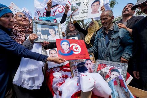 16 avril 2014 : Des centaines de personnes, familles de martyrs et associations, ont manifesté à Tunis pour dénoncer les verdicts cléments rendus par la justice militaire contre d'ex-responsables du régime de Ben Ali dans l'affaire des manifestants tués et blessés pendant la révolution de 2011."Le peuple réclame justice pour les martyrs", "Quelle honte, quelle honte, les criminels sont dehors!", ont scandé les manifestants.Le cortège, en tête duquel se trouvaient des membres des familles des victimes ainsi que des blessés ont défilé du tribunal d'appel militaire de Bab Saadoun, à Tunis, jusqu'à l'Assemblée Nationale Constituante au Bardo."Nous ne ferons plus confiance à la justice militaire", proclamait une grande affiche. "Je me fiche des verdicts de la justice. Je réclame vengeance pour le sang de mon fils", criait, le père d'un jeune homme tué à Menzel Bourguiba.