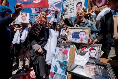 16 avril 2014 : Des centaines de personnes, familles de martyrs et associations, ont manifesté à Tunis pour dénoncer les verdicts cléments rendus par la justice militaire contre d'ex-responsables du régime de Ben Ali dans l'affaire des manifestants tués et blessés pendant la révolution de 2011."Le peuple réclame justice pour les martyrs", "Quelle honte, quelle honte, les criminels sont dehors!", ont scandé les manifestants.Le cortège, en tête duquel se trouvaient des membres des familles des victimes ainsi que des blessés ont défilé du tribunal d'appel militaire de Bab Saadoun, à Tunis, jusqu'à l'Assemblée Nationale Constituante au Bardo."Nous ne ferons plus confiance à la justice militaire", proclamait une grande affiche. "Je me fiche des verdicts de la justice. Je réclame vengeance pour le sang de mon fils", criait, le père d'un jeune homme tué à Menzel Bourguiba.