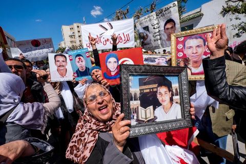 16 avril 2014 : Des centaines de personnes, familles de martyrs et associations, ont manifesté à Tunis pour dénoncer les verdicts cléments rendus par la justice militaire contre d'ex-responsables du régime de Ben Ali dans l'affaire des manifestants tués et blessés pendant la révolution de 2011."Le peuple réclame justice pour les martyrs", "Quelle honte, quelle honte, les criminels sont dehors!", ont scandé les manifestants.Le cortège, en tête duquel se trouvaient des membres des familles des victimes ainsi que des blessés ont défilé du tribunal d'appel militaire de Bab Saadoun, à Tunis, jusqu'à l'Assemblée Nationale Constituante au Bardo."Nous ne ferons plus confiance à la justice militaire", proclamait une grande affiche. "Je me fiche des verdicts de la justice. Je réclame vengeance pour le sang de mon fils", criait, le père d'un jeune homme tué à Menzel Bourguiba.