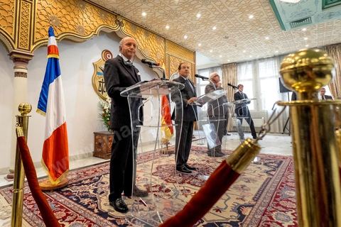 25 avril 2014 : Conférence de presse au Ministère des Affaires Etrangères de Tunis en présence du ministre tunisien, Mongi Hamdi (milieu), du ministre français Laurent Fabius (gauche) et de l'Allemand Frank-Walter Steinmeier (droite) dans le cadre de la visite conjointe de Laurent Fabius, Ministre des Affaires Etrangères français et de son homologue allemand Frank-Walter Steinmeier à Tunis.