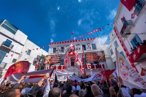 1er mai 2014 : Place Mohamed Ali, coeur historique de l'UGTT pendant le discours de son secrétaire Général Houcine Abassi. Manifestations de l'UGGT et de l'extrême gauche pour commémorer la Fête du Travail à Tunis, de l'historique place Mohamed Ali à l'Avenue Habib Bourguiba.