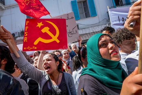1er mai 2014 : Place Mohamed Ali, coeur historique de l'UGTT pendant le discours de son secrétaire Général Houcine Abassi. Manifestations de l'UGGT et de l'extrême gauche pour commémorer la Fête du Travail à Tunis, de l'historique place Mohamed Ali à l'Avenue Habib Bourguiba.