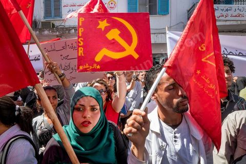 1er mai 2014 : Place Mohamed Ali, coeur historique de l'UGTT pendant le discours de son secrétaire Général Houcine Abassi. Manifestations de l'UGGT et de l'extrême gauche pour commémorer la Fête du Travail à Tunis, de l'historique place Mohamed Ali à l'Avenue Habib Bourguiba.
