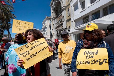 1er mai 2014 : Groupe de noirs tunisiens protestant contre le rascisme. Manifestations de l'UGGT et de l'extrême gauche pour commémorer la Fête du Travail à Tunis, de l'historique place Mohamed Ali à l'Avenue Habib Bourguiba.