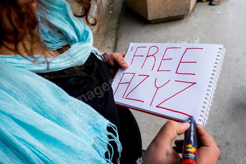 15 mai 2014 : devant le tribunal de Tunis, quelques 200 manifestants sont venus soutenir le blogueur Azyz Amami et le photographe Sabri Ben Mlouka, arrêtés lundi par la police. Ils comparaissent devant le procureur. Ils sont maintenus en détention en attendant leur procès fixé au 23 mai pour possession et consommation de stupéfiants. 