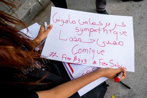 15 mai 2014 : devant le tribunal de Tunis, quelques 200 manifestants sont venus soutenir le blogueur Azyz Amami et le photographe Sabri Ben Mlouka, arrêtés lundi par la police. Ils comparaissent devant le procureur. Ils sont maintenus en détention en attendant leur procès fixé au 23 mai pour possession et consommation de stupéfiants. 
