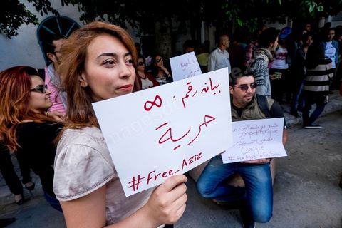 15 mai 2014 : devant le tribunal de Tunis, quelques 200 manifestants sont venus soutenir le blogueur Azyz Amami et le photographe Sabri Ben Mlouka, arrêtés lundi par la police. Ils comparaissent devant le procureur. Ils sont maintenus en détention en attendant leur procès fixé au 23 mai pour possession et consommation de stupéfiants. 