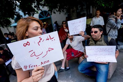 15 mai 2014 : devant le tribunal de Tunis, quelques 200 manifestants sont venus soutenir le blogueur Azyz Amami et le photographe Sabri Ben Mlouka, arrêtés lundi par la police. Ils comparaissent devant le procureur. Ils sont maintenus en détention en attendant leur procès fixé au 23 mai pour possession et consommation de stupéfiants. 