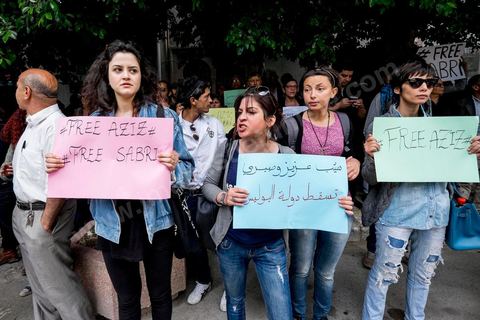 15 mai 2014 : Lina Ben Mehnni devant le tribunal de Tunis, quelques 200 manifestants sont venus soutenir le blogueur Azyz Amami et le photographe Sabri Ben Mlouka, arrêtés lundi par la police. Ils comparaissent devant le procureur. Ils sont maintenus en détention en attendant leur procès fixé au 23 mai pour possession et consommation de stupéfiants. 