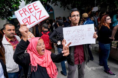 15 mai 2014 : devant le tribunal de Tunis, quelques 200 manifestants sont venus soutenir le blogueur Azyz Amami et le photographe Sabri Ben Mlouka, arrêtés lundi par la police. Ils comparaissent devant le procureur. Ils sont maintenus en détention en attendant leur procès fixé au 23 mai pour possession et consommation de stupéfiants. 