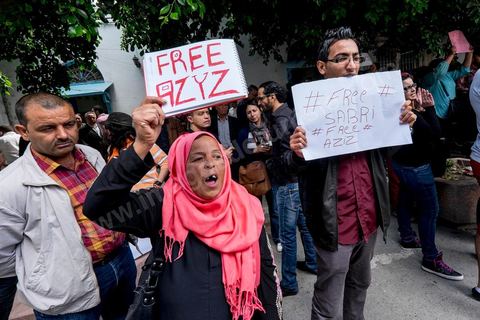 15 mai 2014 : devant le tribunal de Tunis, quelques 200 manifestants sont venus soutenir le blogueur Azyz Amami et le photographe Sabri Ben Mlouka, arrêtés lundi par la police. Ils comparaissent devant le procureur. Ils sont maintenus en détention en attendant leur procès fixé au 23 mai pour possession et consommation de stupéfiants. 