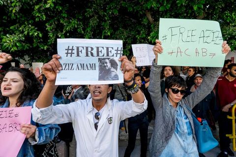 15 mai 2014 : devant le tribunal de Tunis, quelques 200 manifestants sont venus soutenir le blogueur Azyz Amami et le photographe Sabri Ben Mlouka, arrêtés lundi par la police. Ils comparaissent devant le procureur. Ils sont maintenus en détention en attendant leur procès fixé au 23 mai pour possession et consommation de stupéfiants. 