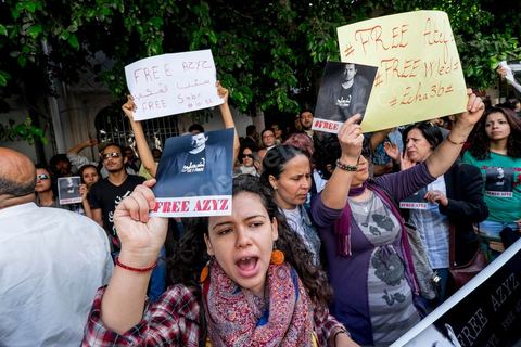 15 mai 2014 : devant le tribunal de Tunis, quelques 200 manifestants sont venus soutenir le blogueur Azyz Amami et le photographe Sabri Ben Mlouka, arrêtés lundi par la police. Ils comparaissent devant le procureur. Ils sont maintenus en détention en attendant leur procès fixé au 23 mai pour possession et consommation de stupéfiants. 
