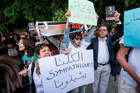 15 mai 2014 : devant le tribunal de Tunis, quelques 200 manifestants sont venus soutenir le blogueur Azyz Amami et le photographe Sabri Ben Mlouka, arrêtés lundi par la police. Ils comparaissent devant le procureur. Ils sont maintenus en détention en attendant leur procès fixé au 23 mai pour possession et consommation de stupéfiants. 