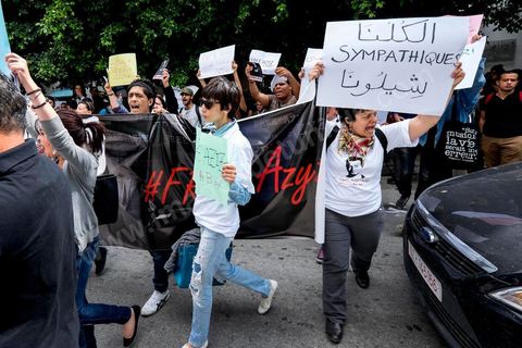 15 mai 2014 : devant le tribunal de Tunis, quelques 200 manifestants sont venus soutenir le blogueur Azyz Amami et le photographe Sabri Ben Mlouka, arrêtés lundi par la police. Ils comparaissent devant le procureur. Ils sont maintenus en détention en attendant leur procès fixé au 23 mai pour possession et consommation de stupéfiants. 