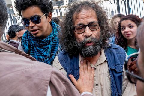 15 mai 2014 : le père de Azyz Amami appelle à la libération de son fils devant le tribunal de Tunis, quelques 200 manifestants sont venus soutenir le blogueur Azyz Amami et le photographe Sabri Ben Mlouka, arrêtés lundi par la police. Ils comparaissent devant le procureur. Ils sont maintenus en détention en attendant leur procès fixé au 23 mai pour possession et consommation de stupéfiants. 