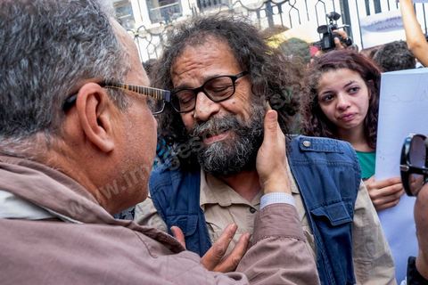 15 mai 2014 : le père de Azyz Amami appelle à la libération de son fils devant le tribunal de Tunis, quelques 200 manifestants sont venus soutenir le blogueur Azyz Amami et le photographe Sabri Ben Mlouka, arrêtés lundi par la police. Ils comparaissent devant le procureur. Ils sont maintenus en détention en attendant leur procès fixé au 23 mai pour possession et consommation de stupéfiants. 