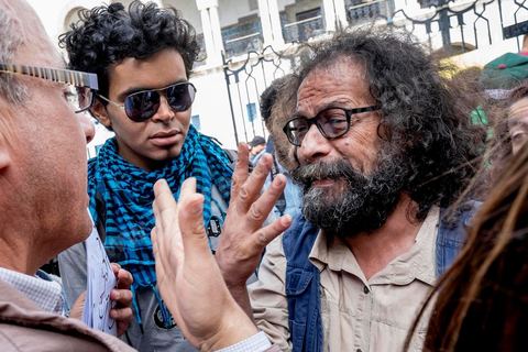 15 mai 2014 : le père de Azyz Amami appelle à la libération de son fils devant le tribunal de Tunis, quelques 200 manifestants sont venus soutenir le blogueur Azyz Amami et le photographe Sabri Ben Mlouka, arrêtés lundi par la police. Ils comparaissent devant le procureur. Ils sont maintenus en détention en attendant leur procès fixé au 23 mai pour possession et consommation de stupéfiants. 