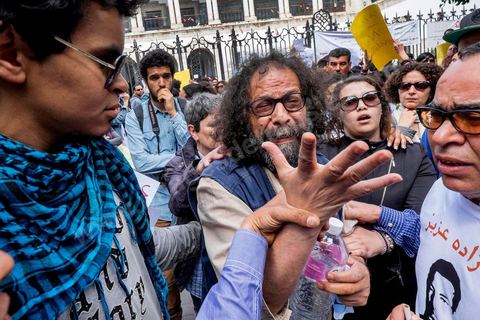 15 mai 2014 : le père de Azyz Amami appelle à la libération de son fils devant le tribunal de Tunis, quelques 200 manifestants sont venus soutenir le blogueur Azyz Amami et le photographe Sabri Ben Mlouka, arrêtés lundi par la police. Ils comparaissent devant le procureur. Ils sont maintenus en détention en attendant leur procès fixé au 23 mai pour possession et consommation de stupéfiants. 