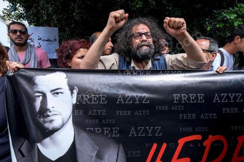 15 mai 2014 : le père de Azyz Amami appelle à la libération de son fils devant le tribunal de Tunis, quelques 200 manifestants sont venus soutenir le blogueur Azyz Amami et le photographe Sabri Ben Mlouka, arrêtés lundi par la police. Ils comparaissent devant le procureur. Ils sont maintenus en détention en attendant leur procès fixé au 23 mai pour possession et consommation de stupéfiants. 
