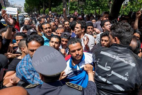17 mai 2014 : la manifestation en soutien au blogueur Azyz Amami et au photographe Sabri Ben Mlouka arrétés en début de semaine tourne à l'affrontement avec la police. Coups de matraque, arrestations brutales et photographe agressés. Quelques 200 manifestants s'étaient réunis devant le Ministère de l'Intérieur sur l'Avenue Habib Bourguiba, après quelques discours les jeunes tentent de bloquer la circulation sur l'avenue déclenchant un affrontement avec la police.  