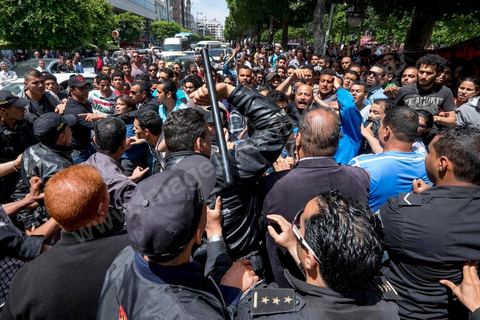 17 mai 2014 : la manifestation en soutien au blogueur Azyz Amami et au photographe Sabri Ben Mlouka arrétés en début de semaine tourne à l'affrontement avec la police. Coups de matraque, arrestations brutales et photographe agressés. Quelques 200 manifestants s'étaient réunis devant le Ministère de l'Intérieur sur l'Avenue Habib Bourguiba, après quelques discours les jeunes tentent de bloquer la circulation sur l'avenue déclenchant un affrontement avec la police.  