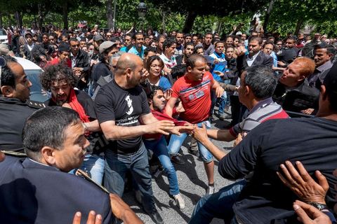 17 mai 2014 : la manifestation en soutien au blogueur Azyz Amami et au photographe Sabri Ben Mlouka arrétés en début de semaine tourne à l'affrontement avec la police. Coups de matraque, arrestations brutales et photographe agressés. Quelques 200 manifestants s'étaient réunis devant le Ministère de l'Intérieur sur l'Avenue Habib Bourguiba, après quelques discours les jeunes tentent de bloquer la circulation sur l'avenue déclenchant un affrontement avec la police.  