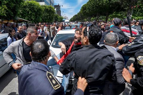 17 mai 2014 : la manifestation en soutien au blogueur Azyz Amami et au photographe Sabri Ben Mlouka arrétés en début de semaine tourne à l'affrontement avec la police. Coups de matraque, arrestations brutales et photographe agressés. Quelques 200 manifestants s'étaient réunis devant le Ministère de l'Intérieur sur l'Avenue Habib Bourguiba, après quelques discours les jeunes tentent de bloquer la circulation sur l'avenue déclenchant un affrontement avec la police.  