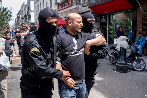 17 mai 2014 : la manifestation en soutien au blogueur Azyz Amami et au photographe Sabri Ben Mlouka arrétés en début de semaine tourne à l'affrontement avec la police. Coups de matraque, arrestations brutales et photographe agressés. Quelques 200 manifestants s'étaient réunis devant le Ministère de l'Intérieur sur l'Avenue Habib Bourguiba, après quelques discours les jeunes tentent de bloquer la circulation sur l'avenue déclenchant un affrontement avec la police.  
