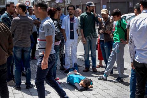17 mai 2014 : la manifestation en soutien au blogueur Azyz Amami et au photographe Sabri Ben Mlouka arrétés en début de semaine tourne à l'affrontement avec la police. Coups de matraque, arrestations brutales et photographe agressés. Quelques 200 manifestants s'étaient réunis devant le Ministère de l'Intérieur sur l'Avenue Habib Bourguiba, après quelques discours les jeunes tentent de bloquer la circulation sur l'avenue déclenchant un affrontement avec la police.  