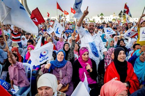 7 juin 2014 : le parti islamiste Ennahdha fête son 33ème anniversaire sur la grade place de la Kasbah à Tunis. Plus de 3000 militants sont venus assister à ce qui ressemble à un meeting politique, musique et discours du fondateur et président du parti Rached Ghannouchi.