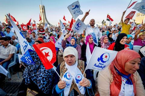 7 juin 2014 : le parti islamiste Ennahdha fête son 33ème anniversaire sur la grade place de la Kasbah à Tunis. Plus de 3000 militants sont venus assister à ce qui ressemble à un meeting politique, musique et discours du fondateur et président du parti Rached Ghannouchi.